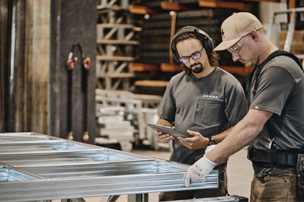 Framers setting panels on a HOWMZ build